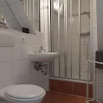 Zum S C H M U C K Giebel - & 3*