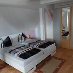 Zum S C H M U C K Giebel - & 3*