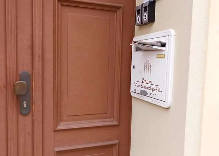 Zum S C H M U C K Giebel - Pension&fewo Tangermünde